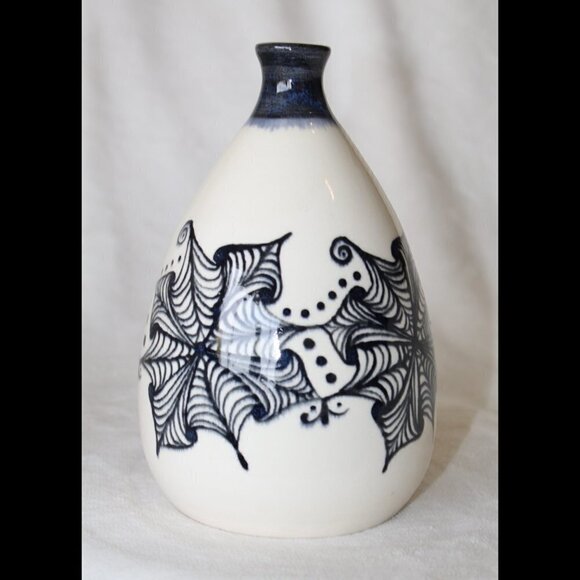 Porcelain ceramic decorative Bottle hand painted black zentangle flowers signed - Picture 5 of 8